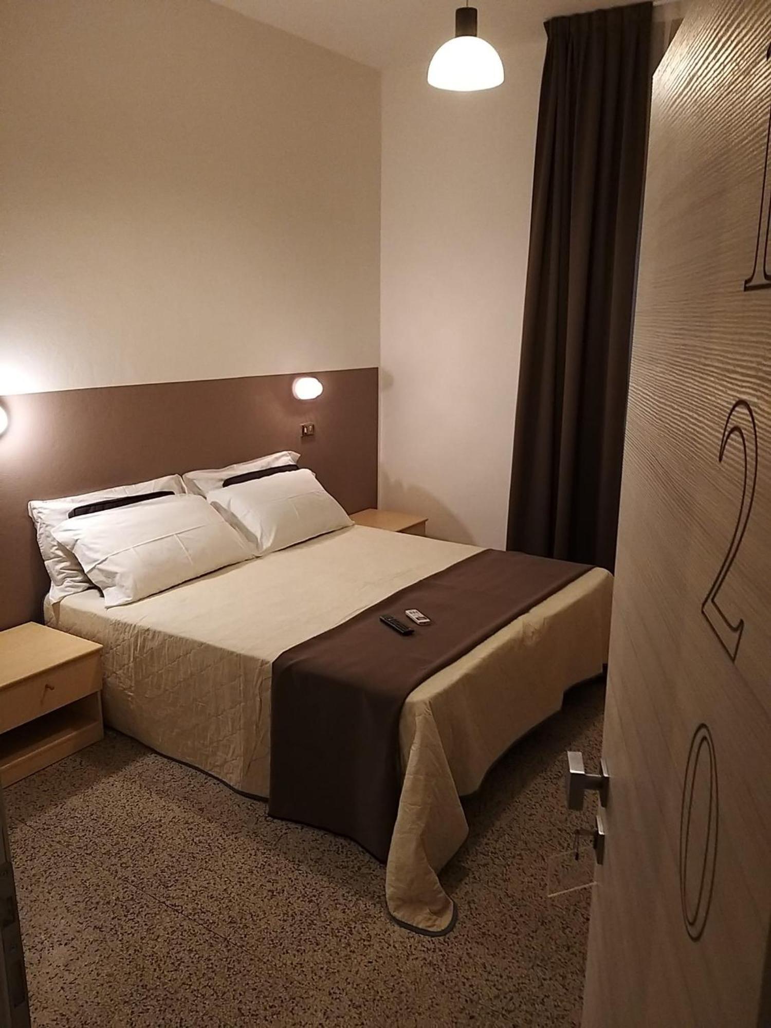 רימיני Hotel Ideal מראה חיצוני תמונה