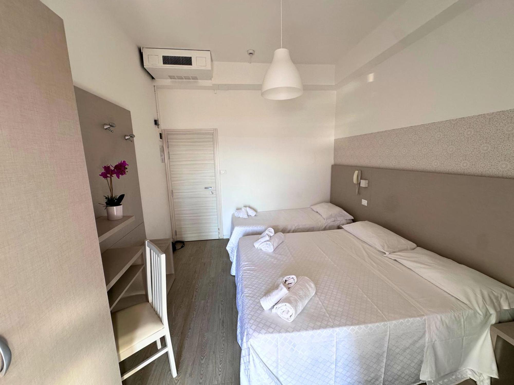 רימיני Hotel Ideal מראה חיצוני תמונה